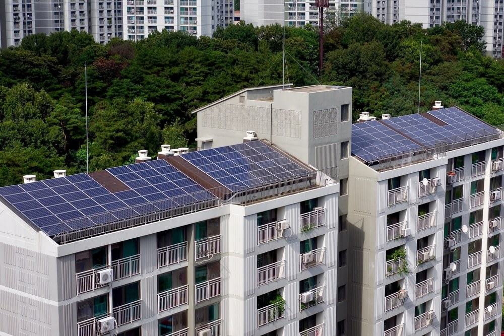 Edificios con placas solares para el autoconsumo compartido